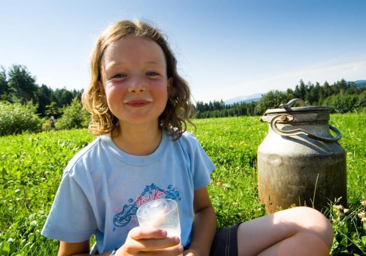 Mädchen mit Milchkanne
