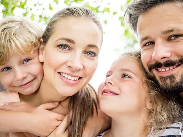 Glückliche Familie mit Kindern